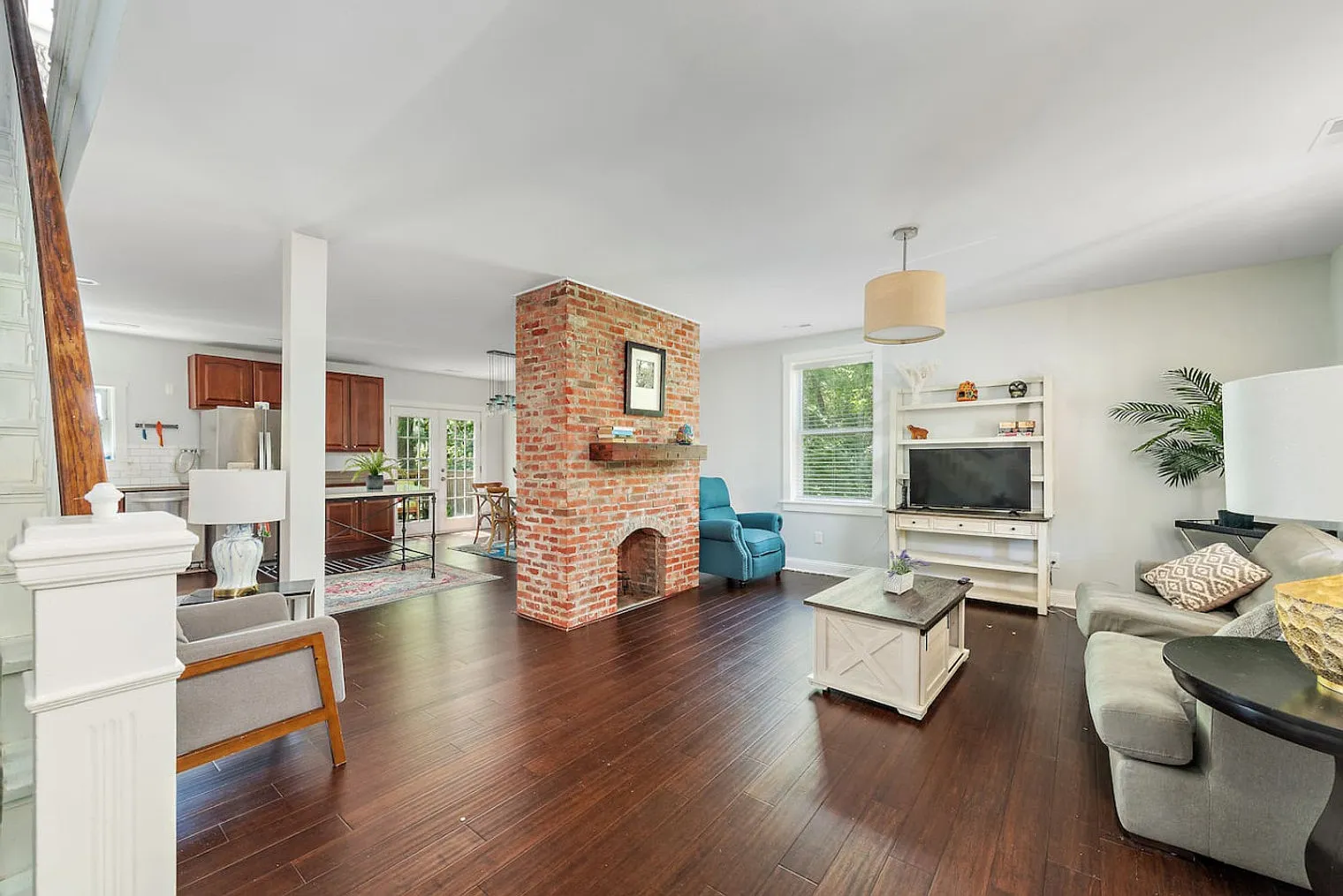 2 bed, 1.0 bath, 1722 sqft, $2,911 — Photo 1