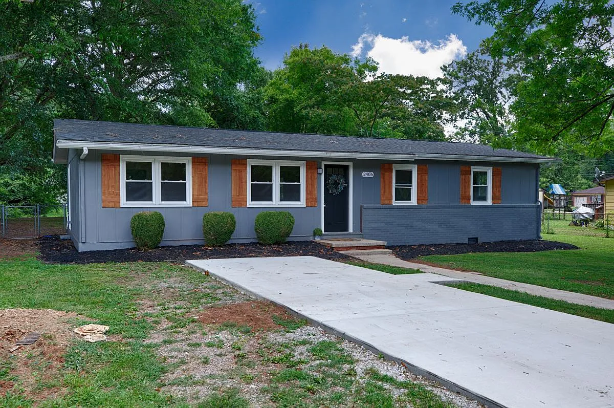 2406 Shady Lane Dr NW — Photo 2