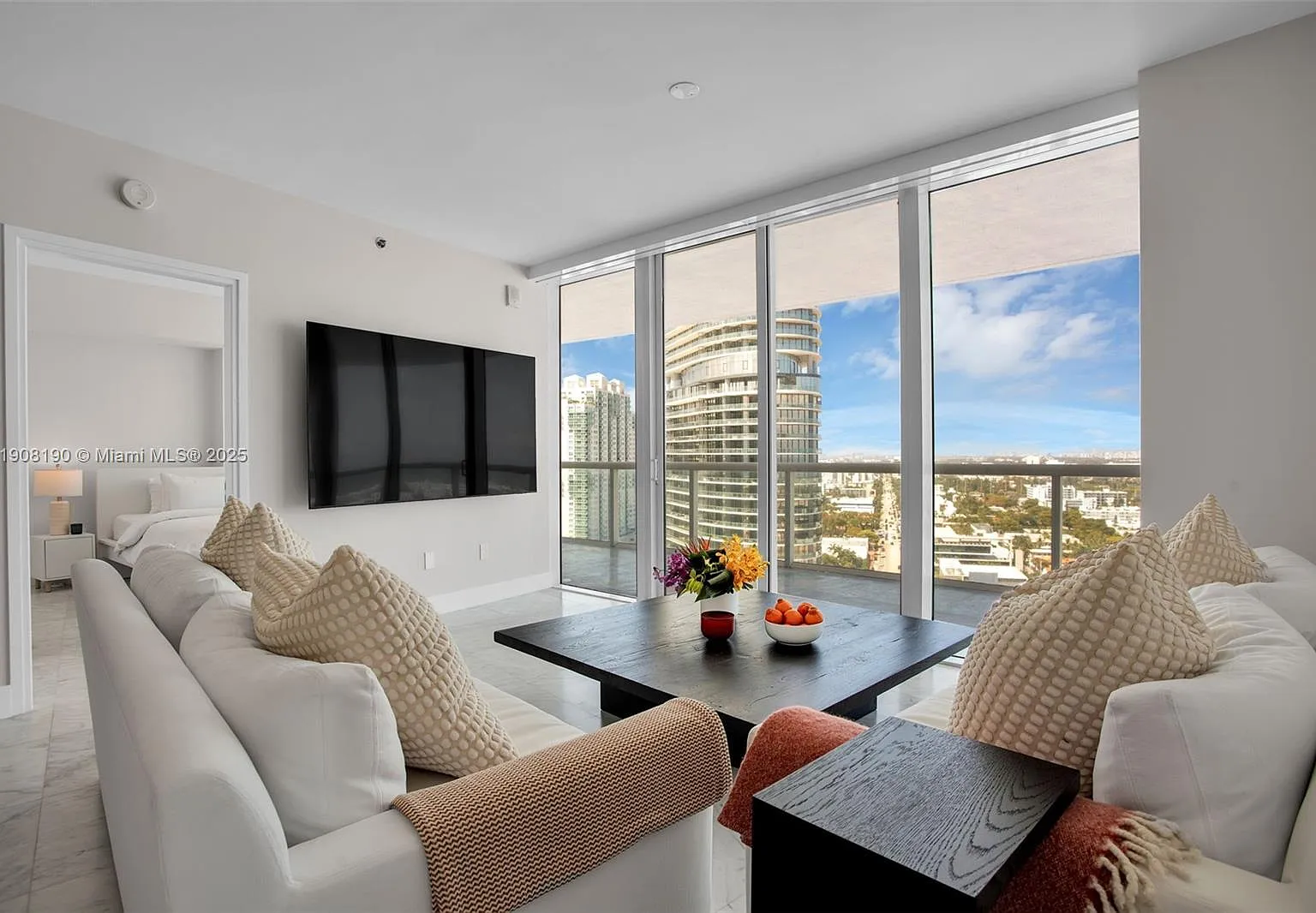 Icon Condo — Photo 1