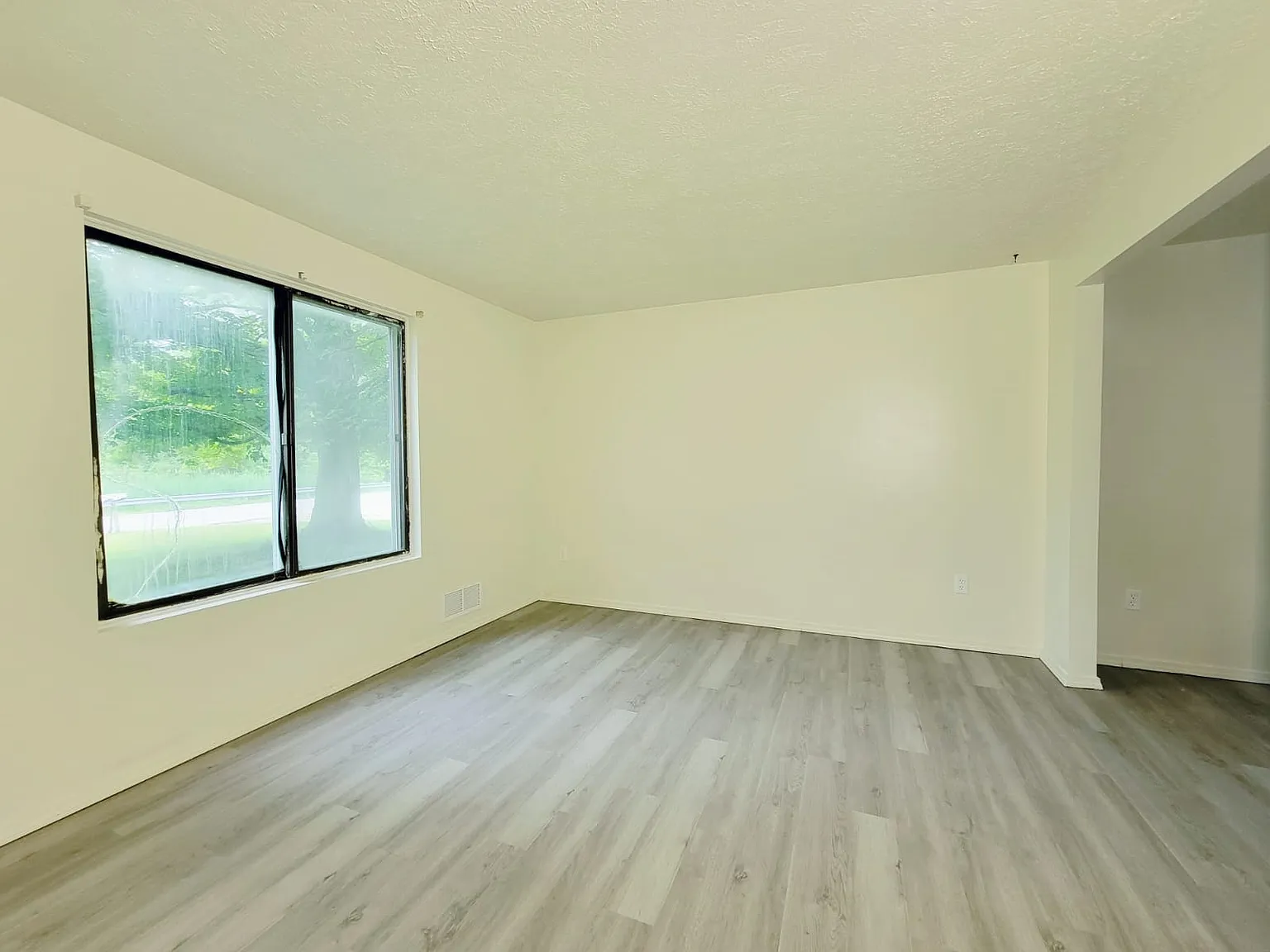 2 bed, 1.5 bath, 1200 sqft, $1,600 — Photo 4