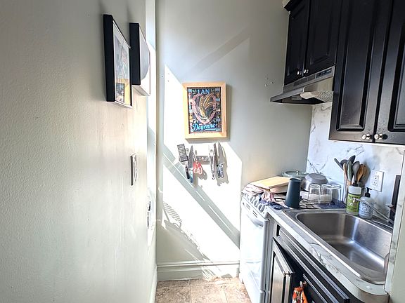 3rd image of 141 E 62nd St APT 4R