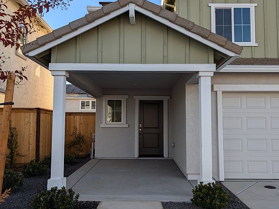 Spacious Porch/Entry
