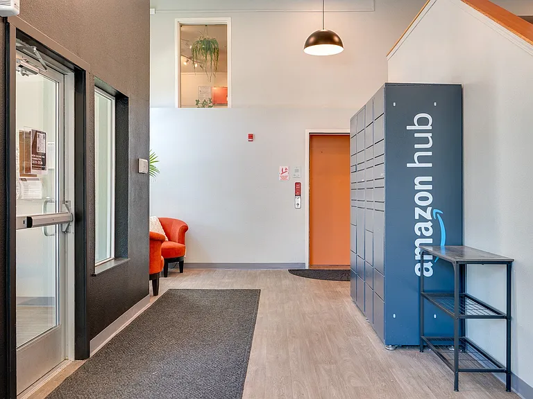 10th Street | Amenities