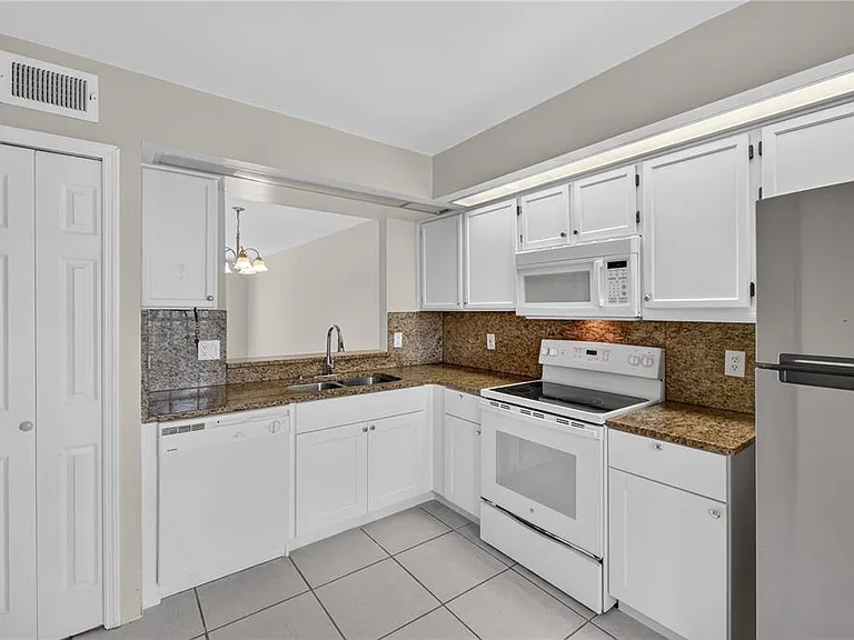 13829 Timberland Dr #101 — Photo 8