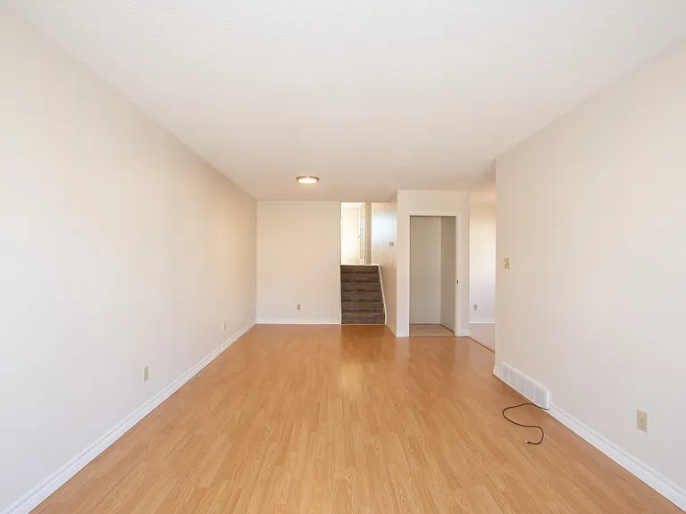 39 Mayfair Dr — Photo 3