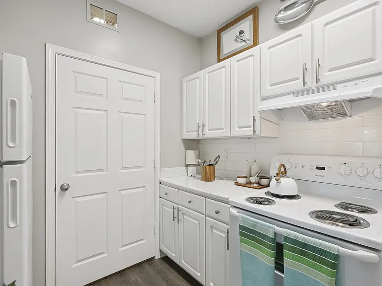 Brookside Park Apartments — Photo 79