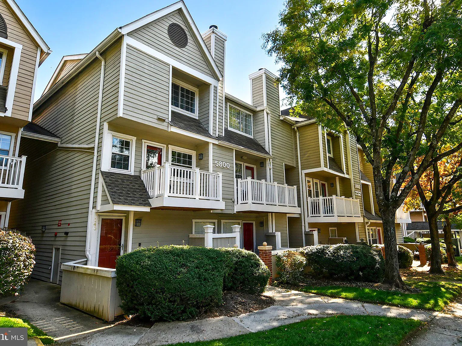 2 bed, 2.5 bath, 1083 sqft, $2,500 — Photo 2
