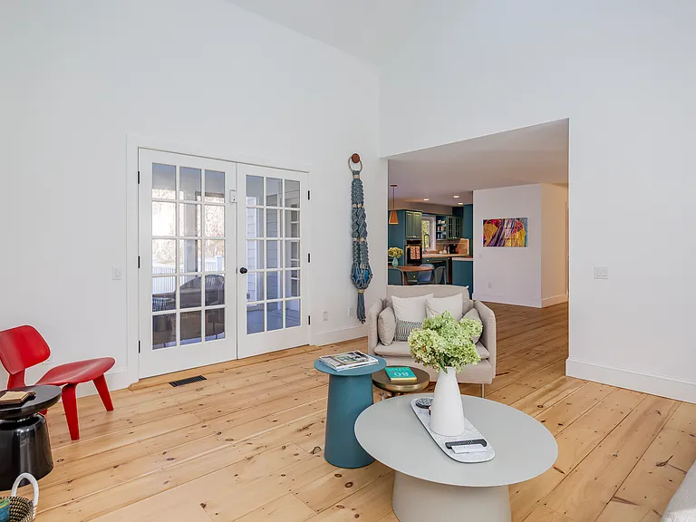 212 Meadows W — Photo 8