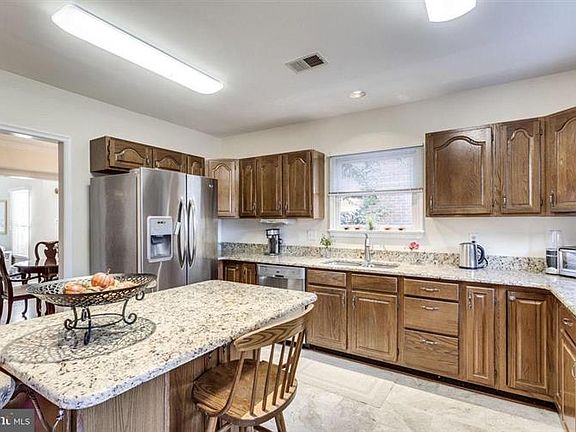 3rd image of 2716 Kenwood Ave