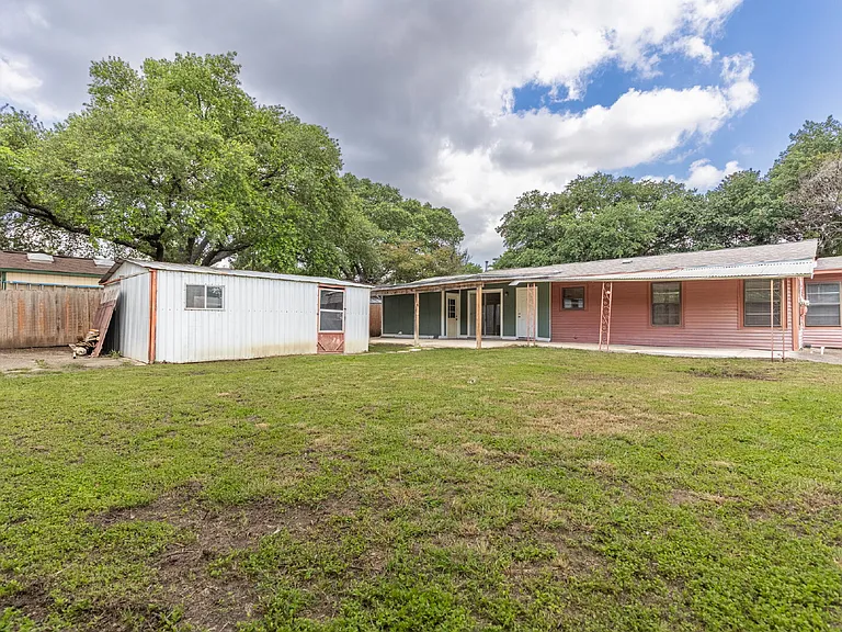 422 Sandalwood Ln — Photo 26