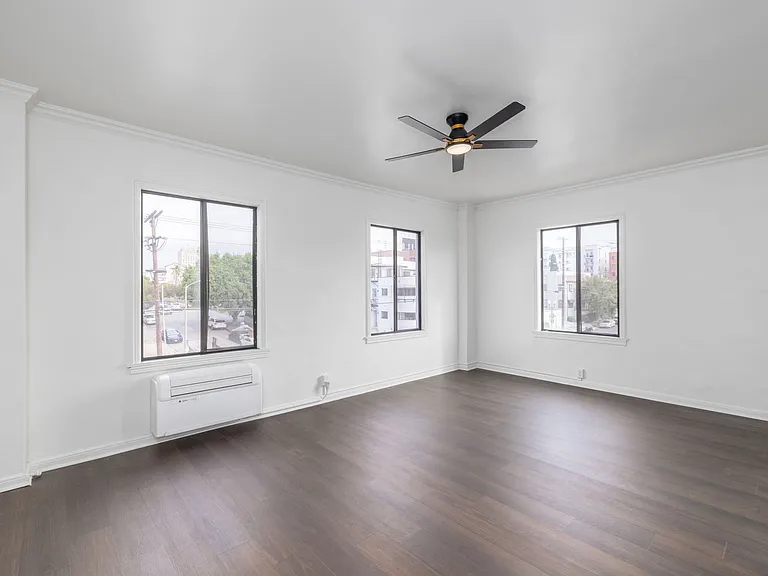 801 S Gramercy Dr — Photo 32