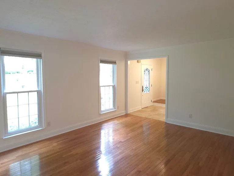 190 Barrington Dr E — Photo 4