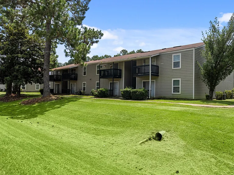 Creekside Apartments — Photo 16