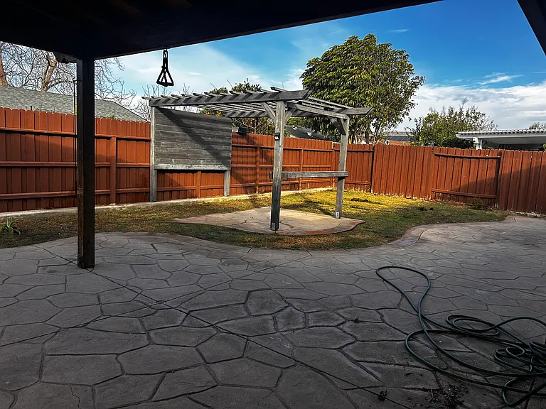 861 Calle Camelia — Photo 2
