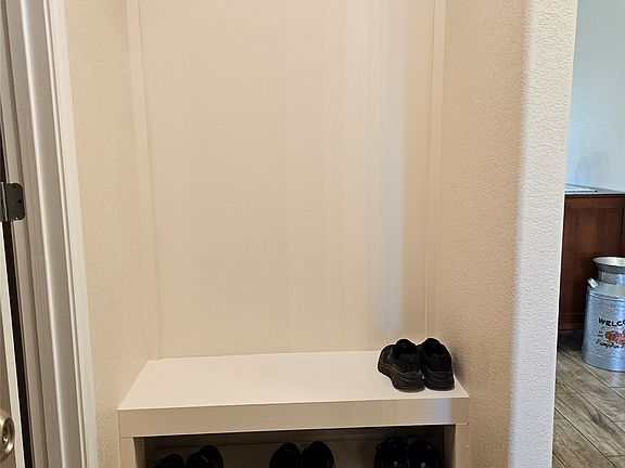 3rd image of 904 Avagail Ave