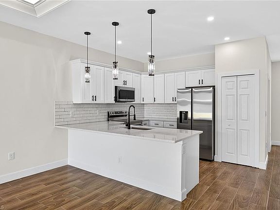 4th image of 4604/4606 Golfview BLVD