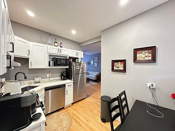 5th image of 629 W Cornelia Ave Unit S4