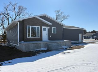 1152 Woods Cir, Mitchell, SD 57301