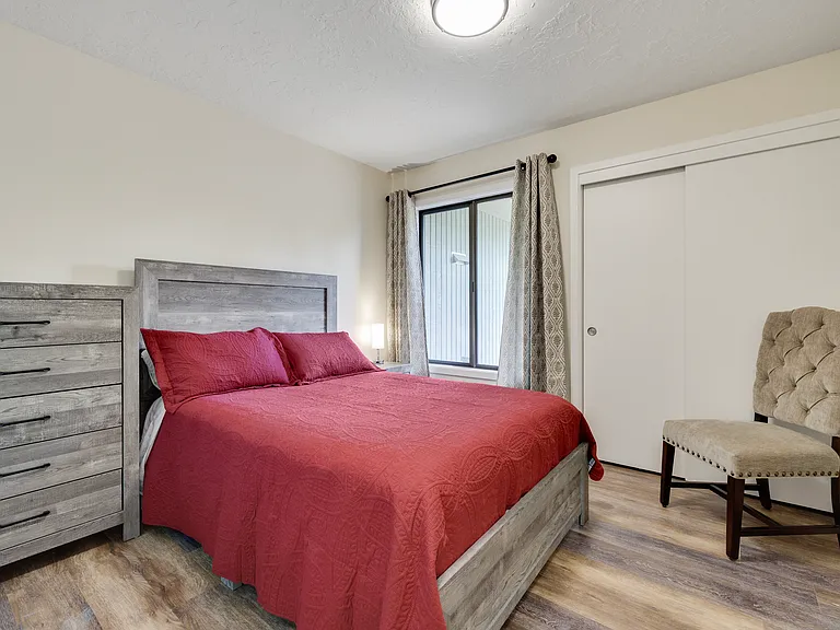 Upper Level
+2nd bedroom
+Double bed
+Closet
+Dresser
