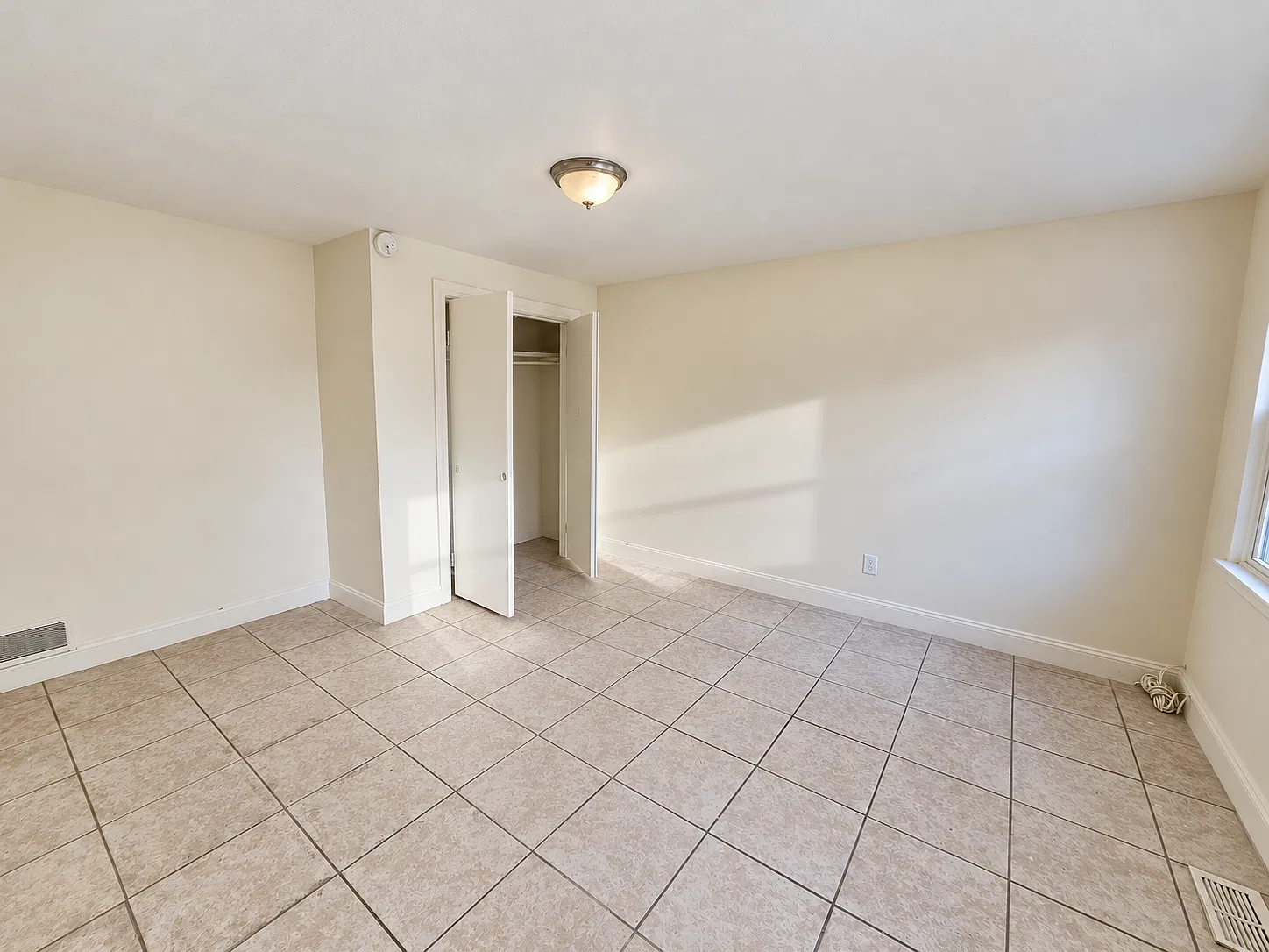 5 bed, 1.5 bath, 1800 sqft, $2,400 — Photo 3