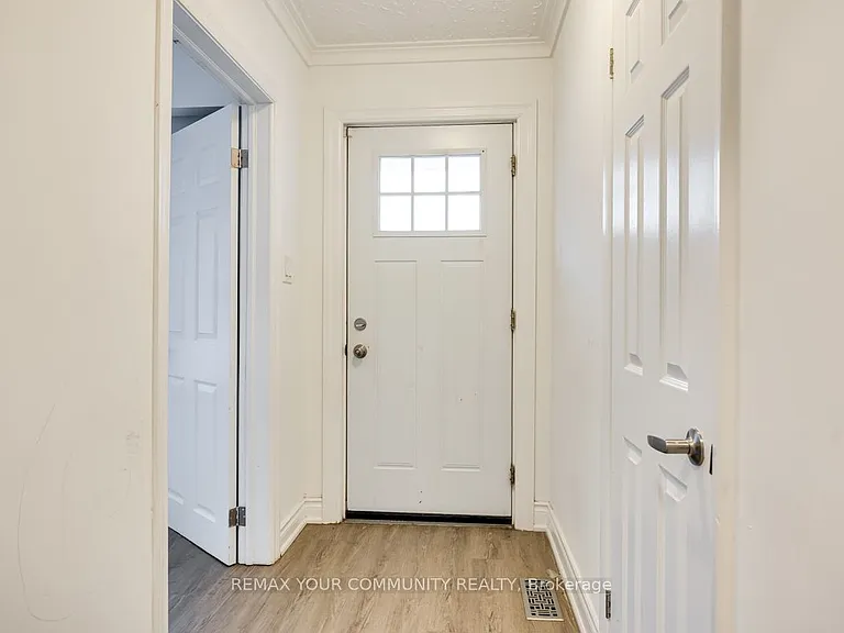 240 Markham Rd #MAIN FLOOR — Photo 2