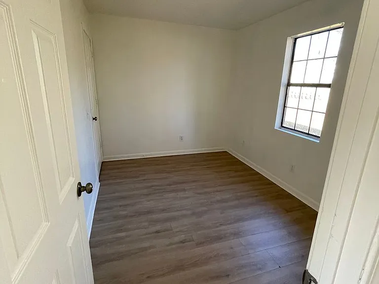 Golden Maple Apartments — Photo 8
