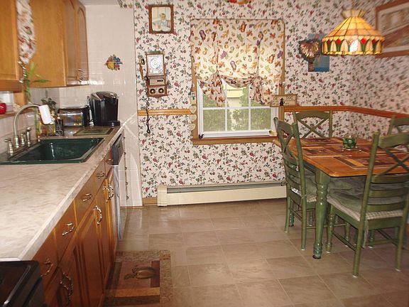 UPDATED EAT-IN KITCHEN WITH SS APPL.