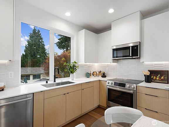 5th image of 3216 47th Avenue SW