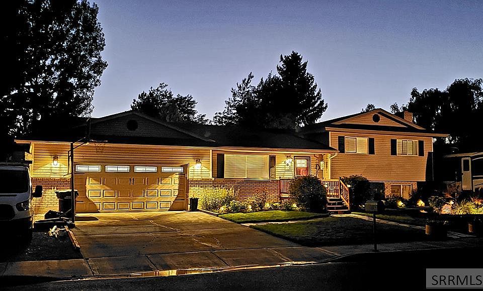 1st image of 661 Leona Cir