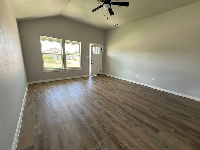 946 Minda St — Photo 3