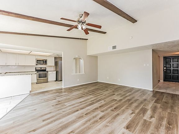 3rd image of 902 Live Oak Dr