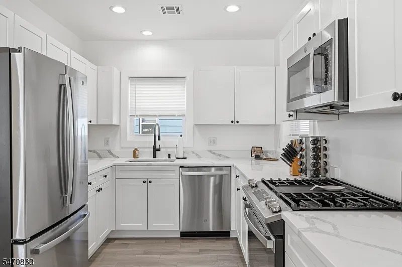 4 bed, 3.0 bath, $4,000 — Photo 3