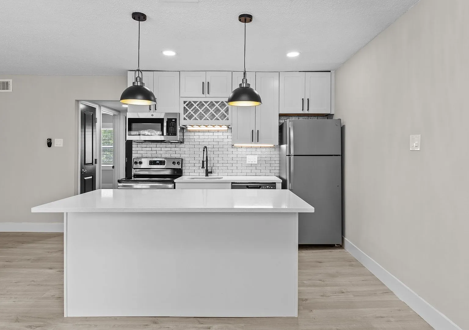 Anic - Kirkwood Manor Condominiums — Photo 2