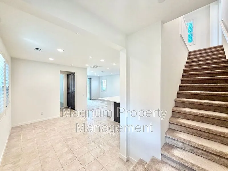 4 bed, 3.0 bath, 2001 sqft, $3,749 — Photo 4