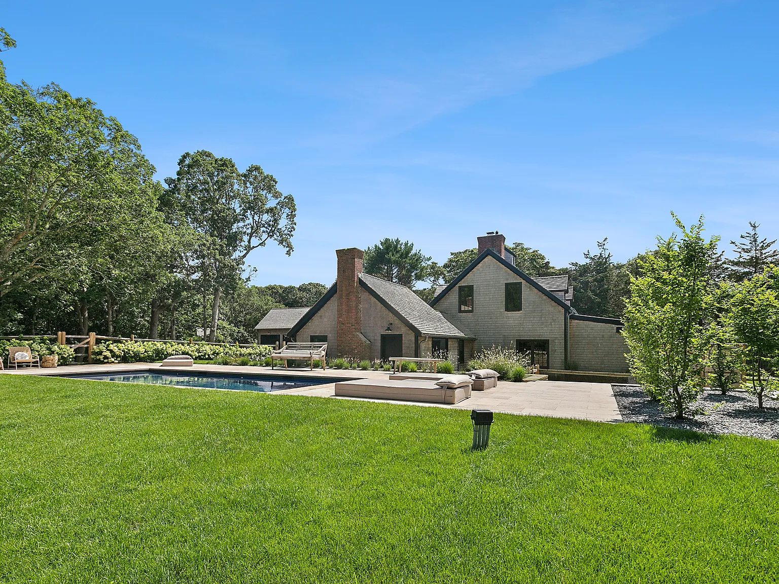 Stunning Designer Retreat In Bell Estate — Photo 4