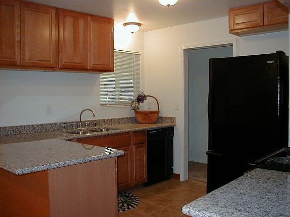 Sandalwood maple cabinets with granite countertop
