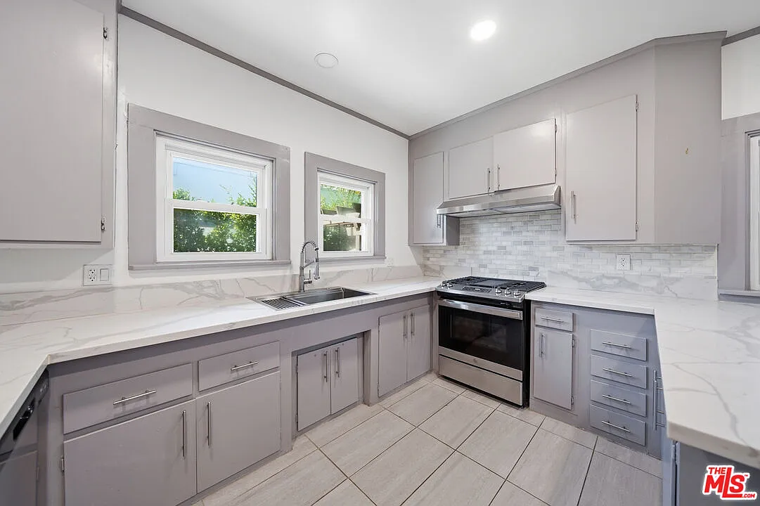 4 bed, 3.5 bath, 2106 sqft, $6,990 — Photo 4