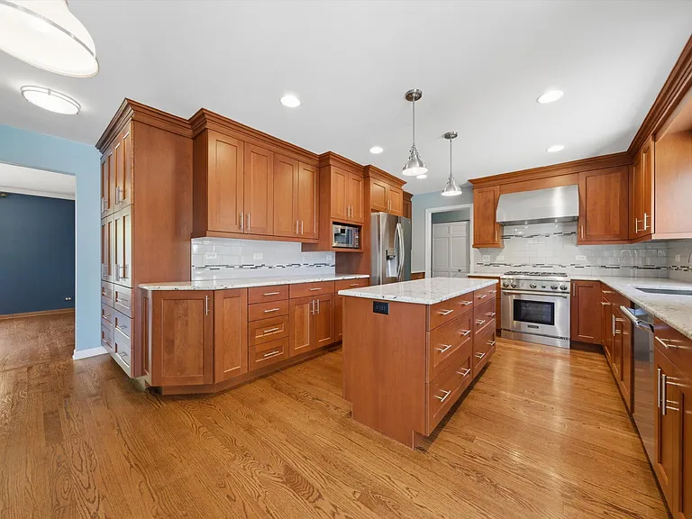 854 Deep Woods Ct — Photo 12