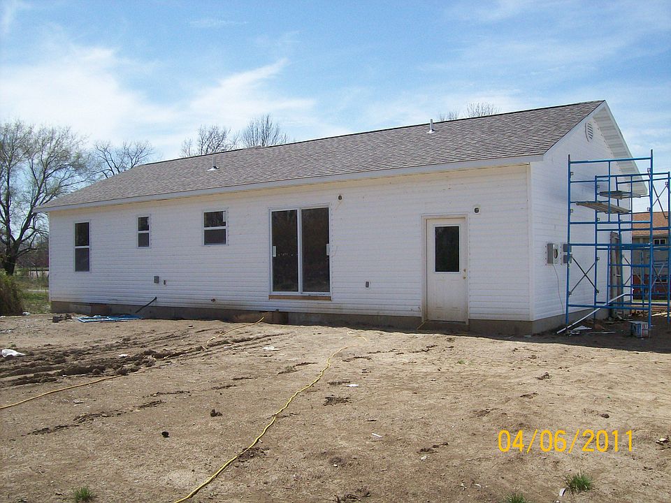 2nd image of 310 Veterans Memorial Dr