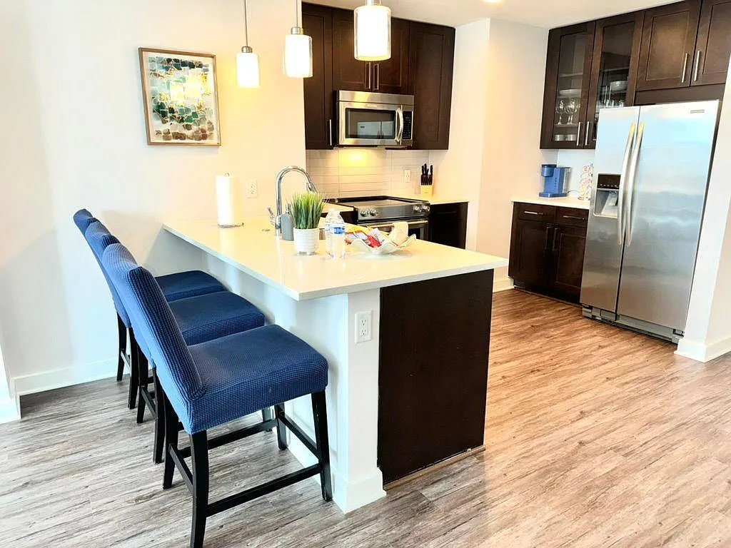 3 bed, 2.0 bath, 1400 sqft, $5,860 — Photo 3