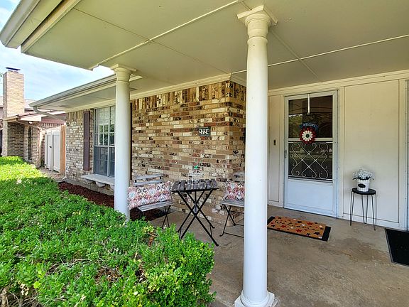 3rd image of 2724 Golfing Green Dr
