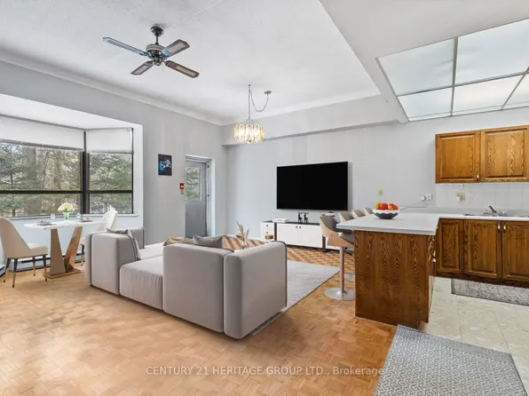 166 Olive St #105, East Gwillimbury, ON L9N 1M9