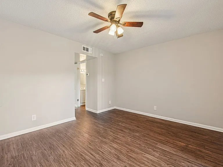 Beautiful Chesney Woods Townhomes — Photo 11