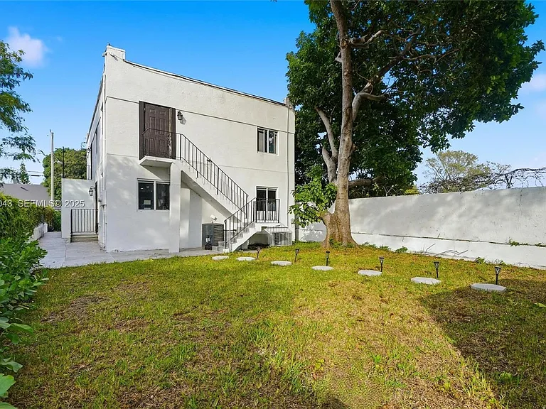1590 NW 38th St #1 — Photo 32