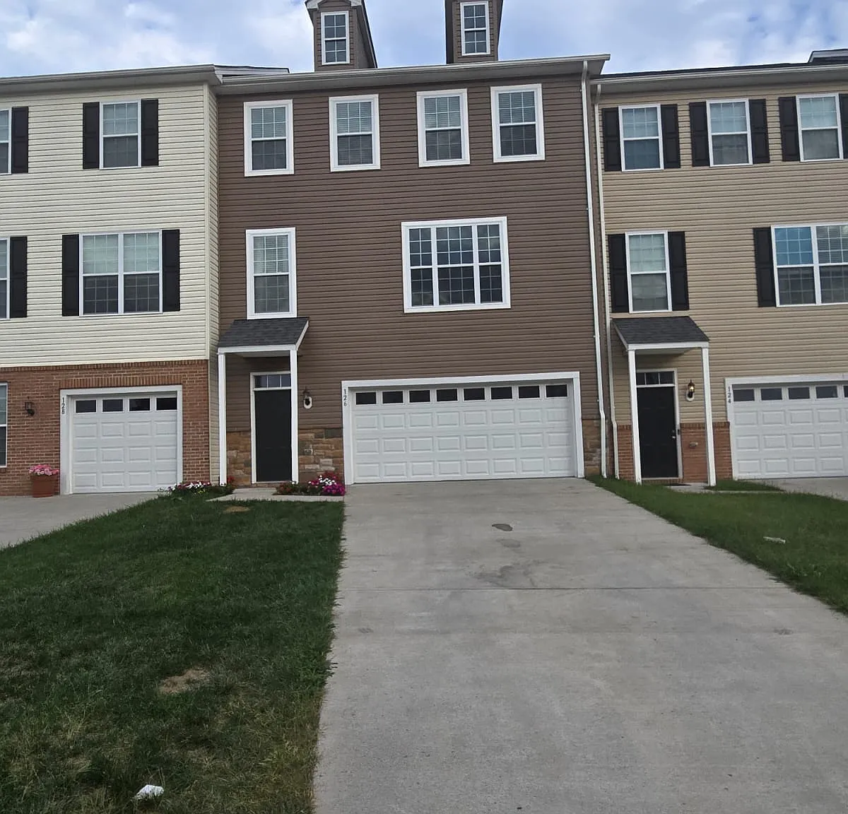 4 bed, 2188 sqft, $2,300 — Photo 2