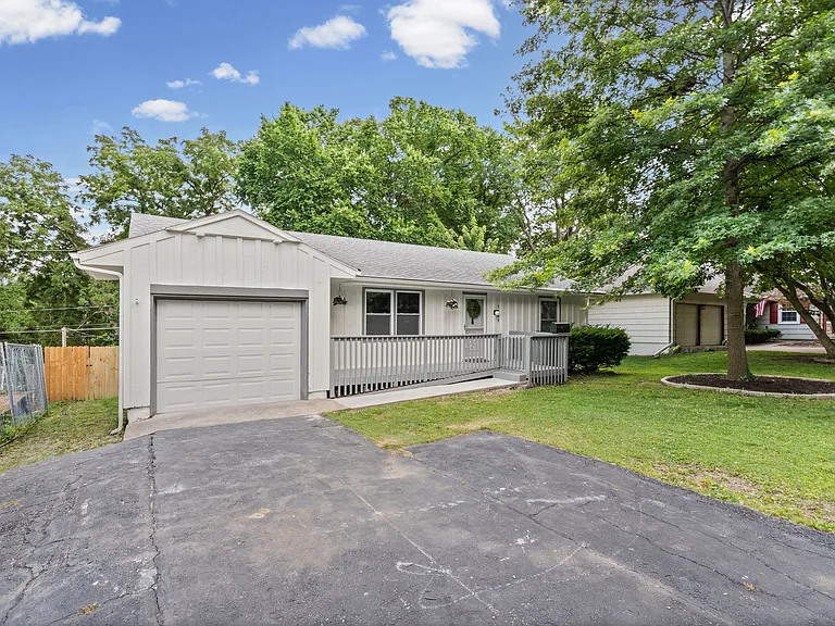 7809 Rosewood Dr — Photo 3