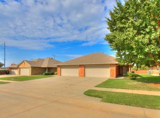 2400 Kyle Robert Ln, Moore, OK 73160