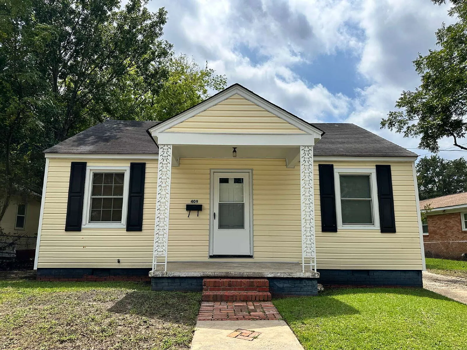 2 bed, 1.0 bath, 748 sqft, $900 — Photo 1
