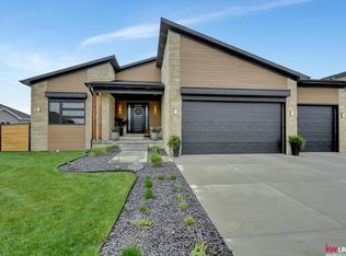 3408 Tree Line Dr, Lincoln, NE 68516