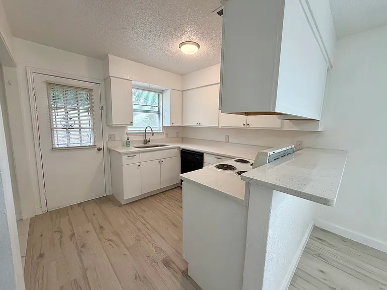 2600 NW 21st St #B — Photo 3